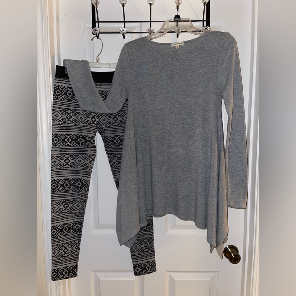 >>>2️⃣ FOR 1️⃣<<< top ➕ leggings, Women’s Zenana Outfitters top with leggings